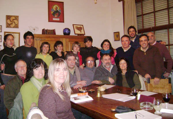 Aitziber Iraola, Gorka Segurola, Jon Basaguren, Andrea Losada, Jone Arriolabengoa, Iratxe Garrido y Leire Saldias con algunos de los miembros de la directiva del Centro Vasco de Necochea